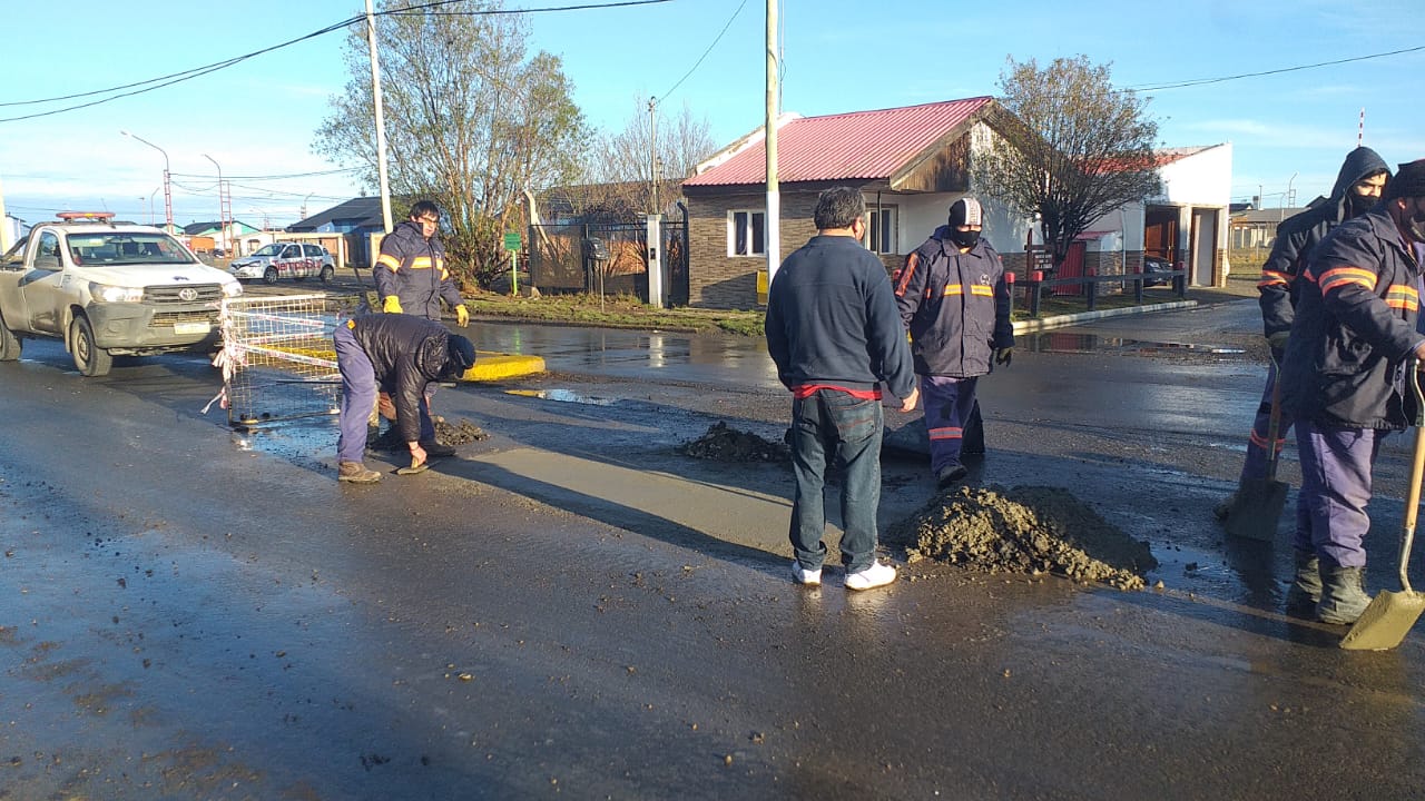Obras Viales trabajaron con hormigón el bache. 